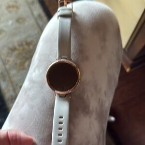 Garmin Lily Smartwatch – Rose Gold / Light Beige